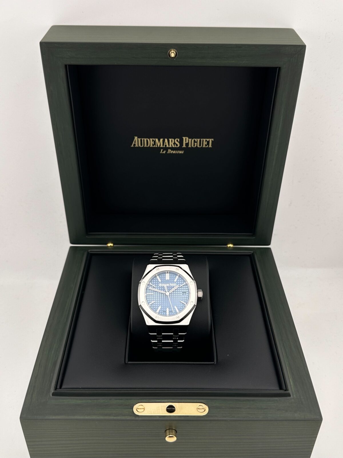 Audemars Piguet Royal Oak 15550ST.OO.1356ST.08 Stainless Steel  Blue Dial (2024) - Image 8