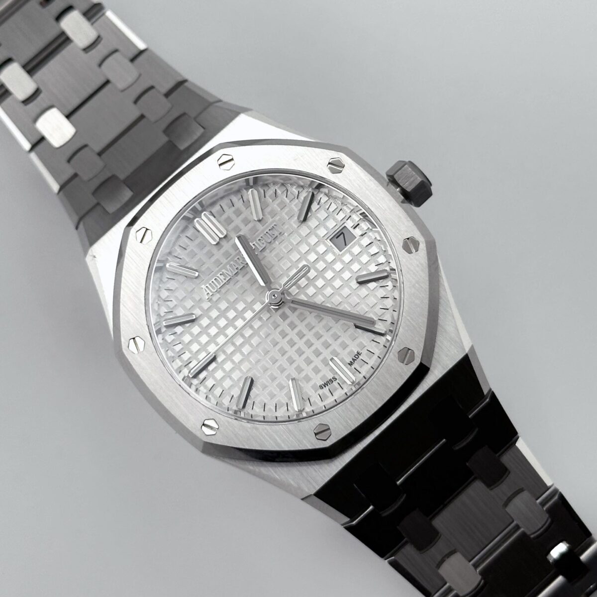 Audemars Piguet Royal Oak 77350ST.OO.1261ST.01  Stainless Steel Silver-toned  Dial (2024) - Image 5