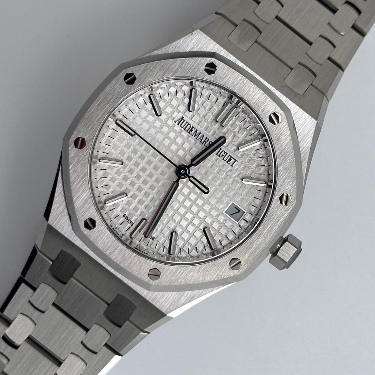 Audemars Piguet Royal Oak 77350ST.OO.1261ST.01  Stainless Steel Silver-toned  Dial (2024) - Image 2