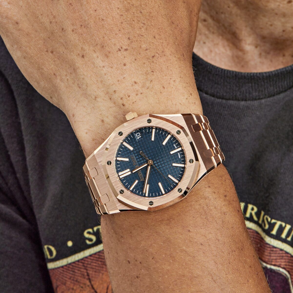 Audemars Piguet Royal Oak Selfwinding 15510OR.OO.1320OR.03 Rose Gold Blue Dial (2024) - Image 2