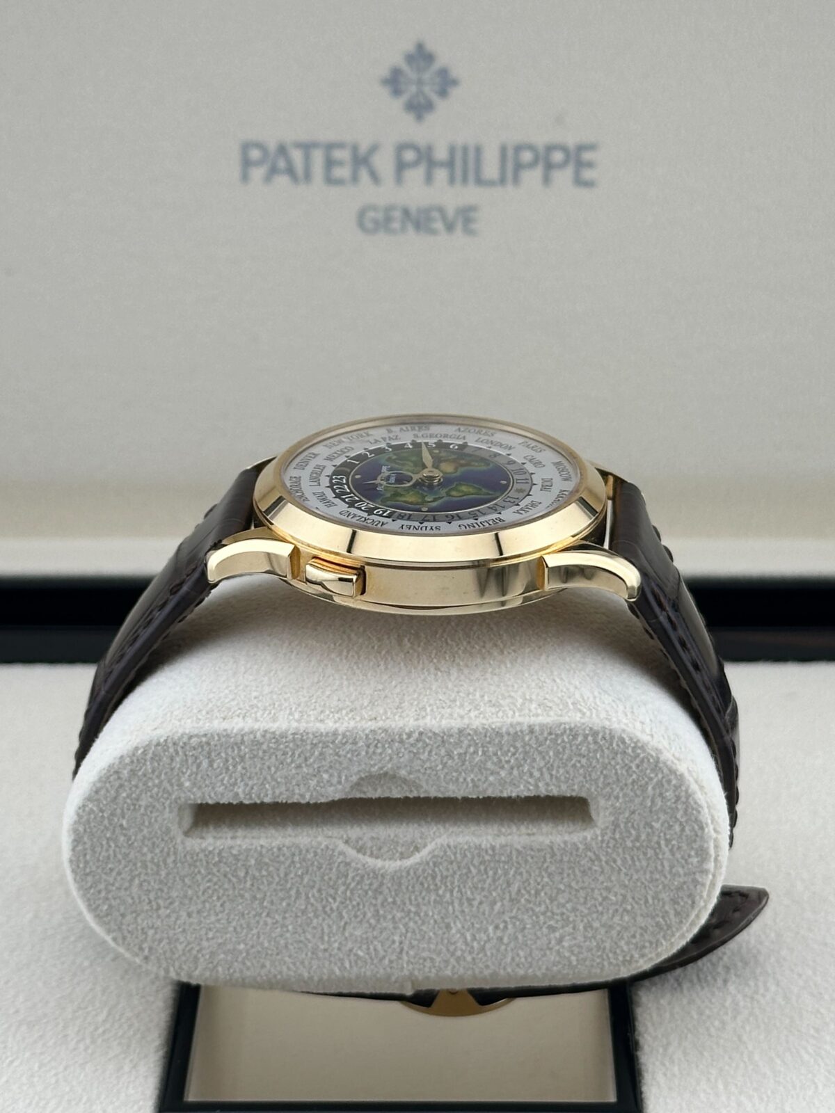 Patek Philippe Complications 5231J-001 World Time Yellow Gold - Image 3